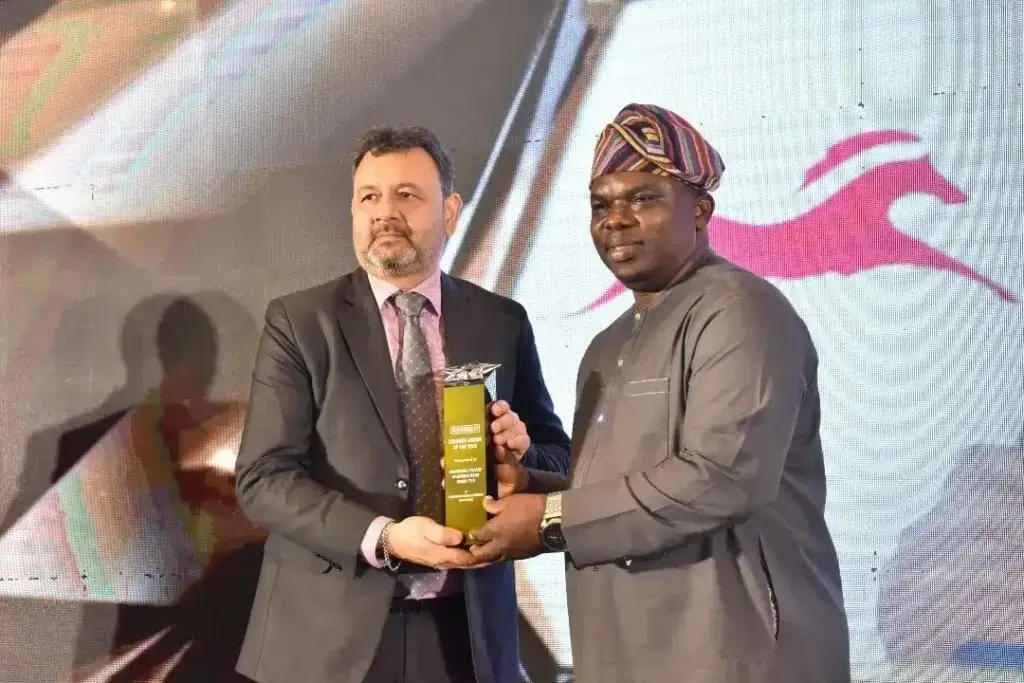 Mahendra Pratap, receiving the Business Leader of the Year Award from Ogho Okiti